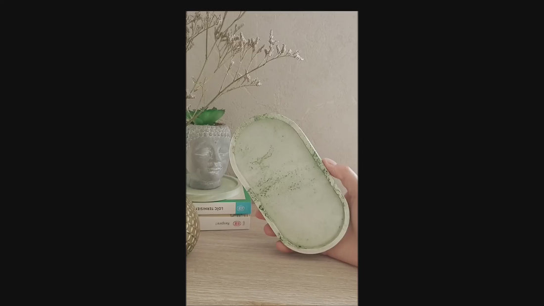 Vidéo montrant le processus de fabrication d'un plateau en Jesmonite de couleur verte. On peut voir chaque étape, depuis la préparation du mélange jusqu'au coulage de la résine dans le moule, le lissage et les finitions. La vidéo capture les détails du travail minutieux, les outils utilisés, et la transformation progressive du matériau brut en un plateau fini élégant, prêt à être utilisé.